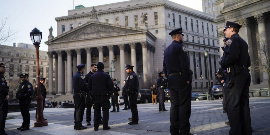 Un fuerte operativo de seguridad se percibe afuera del Tribunal de Manhattan.