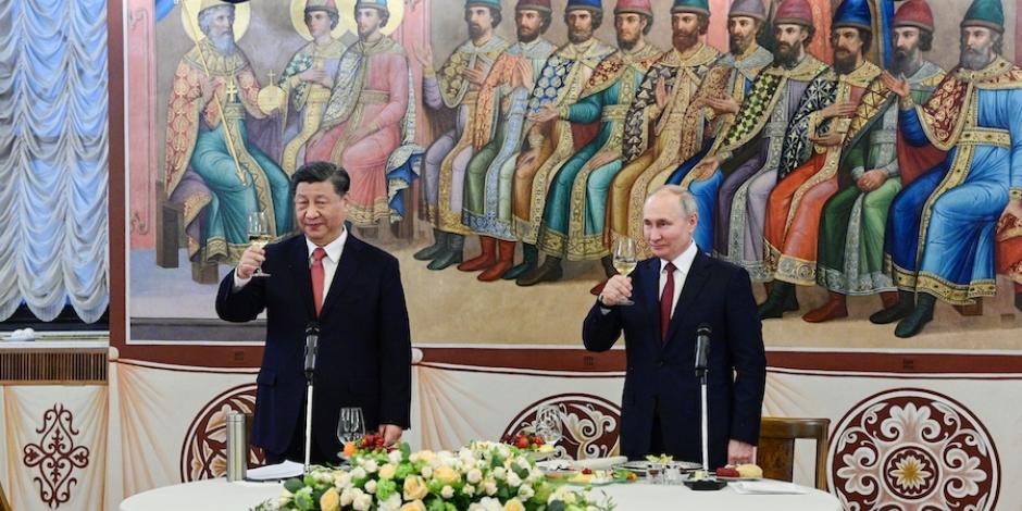 Xi Jinping (izq.) brinda con su homólogo ruso, Vladimir Putin, por su relación.