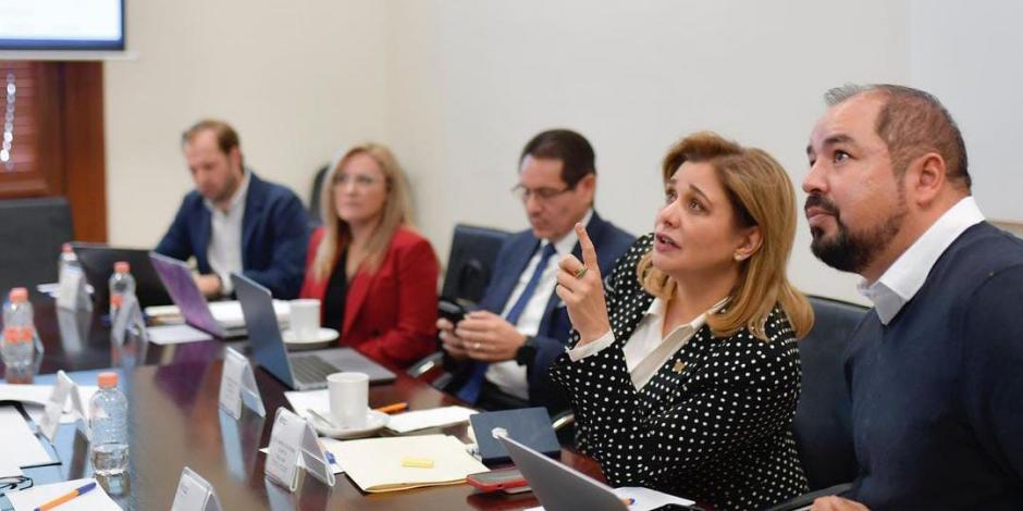 La mandataria chihuahuense, Maru Campos Galván, al encabezar una reunión con los integrantes de su gabinete económico en la capital del estado, ayer.