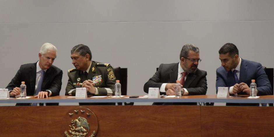 El gobernador Del Mazo, el general Sandoval, Jorge Nuño y Omar García Harfuch, ayer, en el aeropuerto Felipe Ángeles.