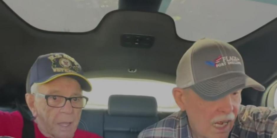 Dos abuelitos reaccionan con asombro al subirse a un carro con piloto automático.