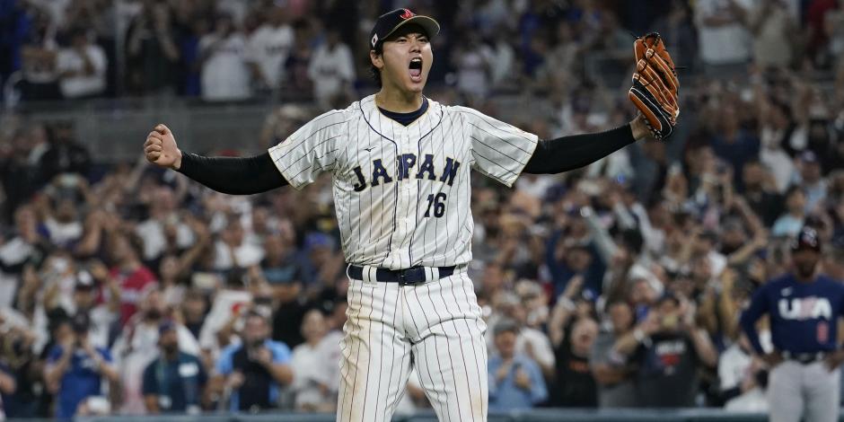 Shohei Ohtani festeja la victoria de Japón sobre Estados Unidos en el Clásico Mundial de Beisbol.