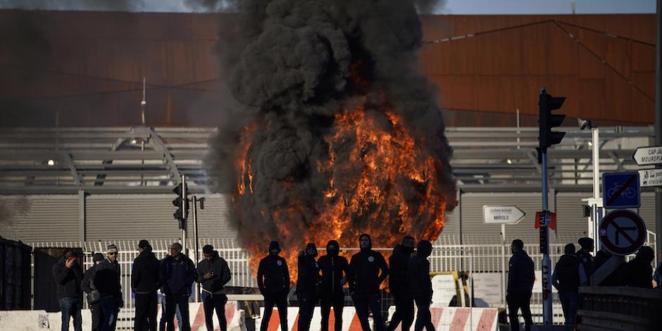Disidentes prenden fuego a una barricada en Marsella previo a las movilizaciones previstas para hoy.