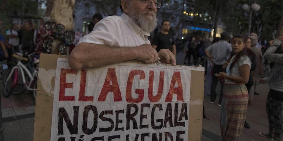 Manifestantes en América Latina se unen al llamado global para garantizar el acceso al recurso vital.