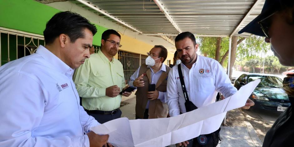 El secretario estatal de Salud, Cuitláhuac González (de camisa amarilla) al visitar una de las cuarterías, ayer.
