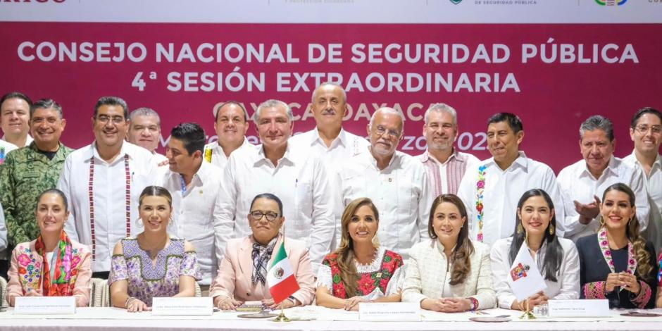 Gobernadores y secretarios de Estado reunidos ayer en Oaxaca para encuentro de la Conago y el Consejo Nacional de Seguridad.