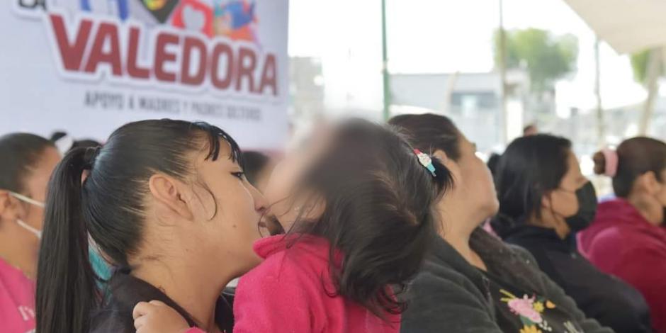 "La Valedora" es un apoyo económico de hasta 10 mil pesos para madres y padres solteros.