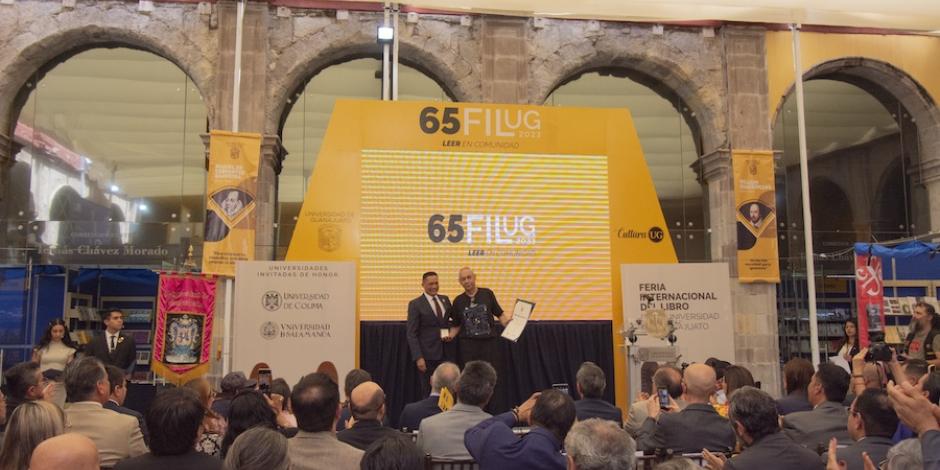 El rector de la Universidad de Guanajuato, Luis Felipe Guerrero Agripino (izq.), entregó el premio al poeta, ayer.
