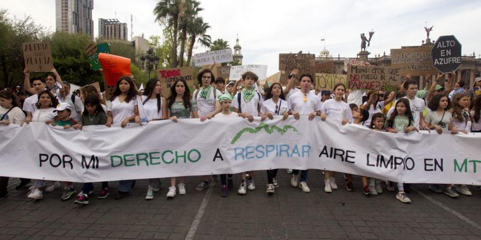 Integrantes del movimiento "Yo respiro Monterrey" y del Comité Ecológico Interescolar, organizaron una marcha para exigir acciones y mejorar el aire en la zona metropolitana de Monterrey
