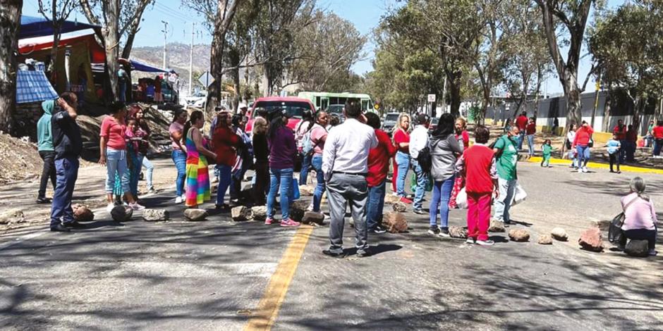 Familiares de internos bloquearon vialidades para exigir la visita dominical, ayer.