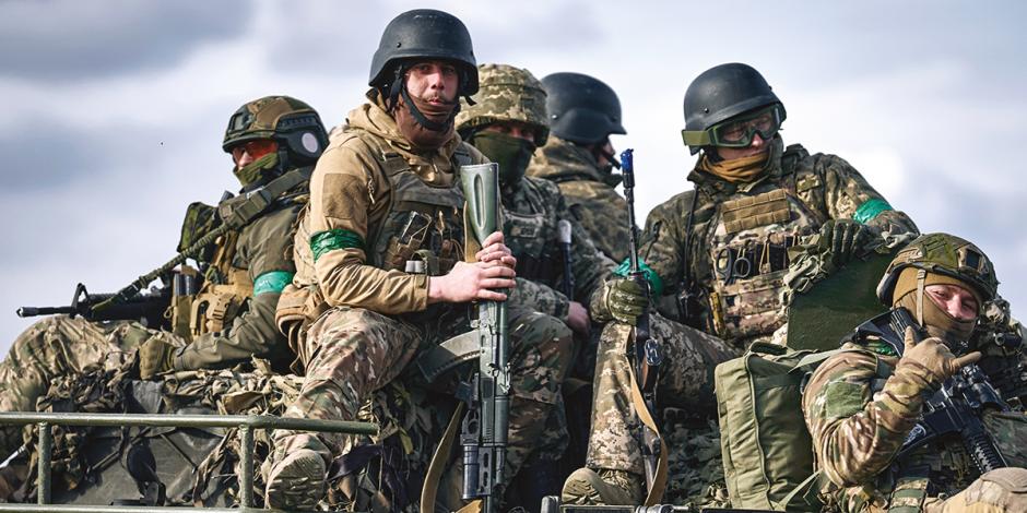 Soldados ucranianos son trasladados al frente de batalla en Bajmut, al interior del Donbás, ayer.