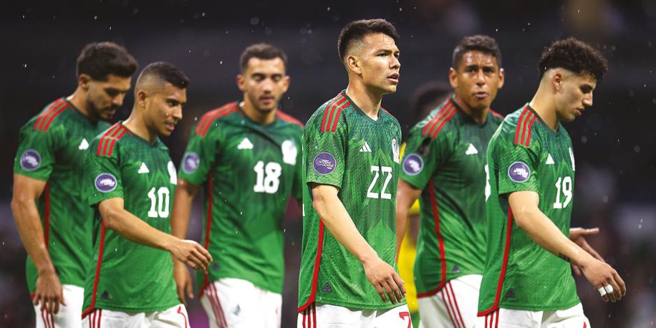 Futbolistas del Tricolor lucen cabizbajos luego del empate de ayer, en el Azteca.