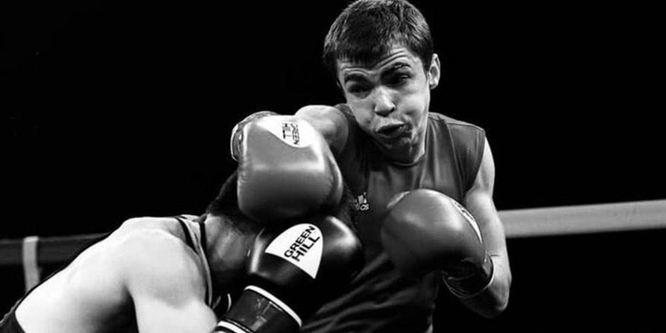 Maksym Galinichev en una pelea de box.