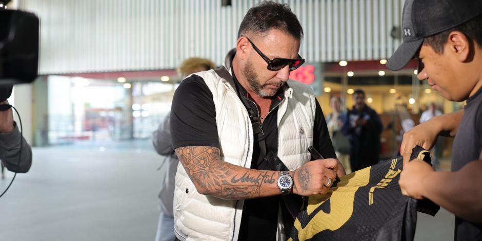 Antonio 'Turco' Mohamed a su llegada a la Ciudad de México para firmar como DT de los Pumas.