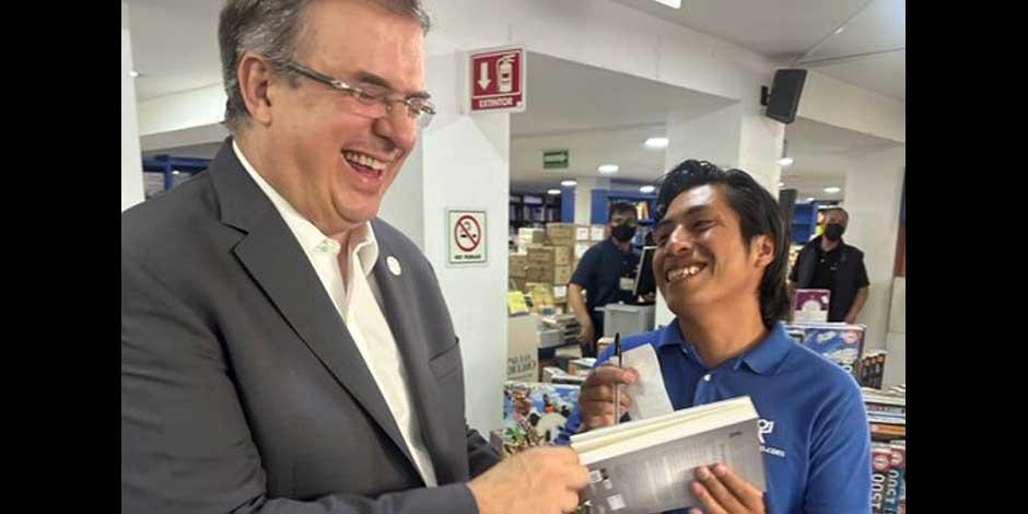 El canciller, Marcelo Ebrard, sonríe durante firma de su libro