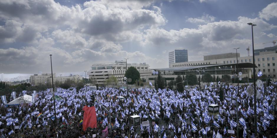 Detractores ondean banderas de Israel en protesta contra el premier de Israel.