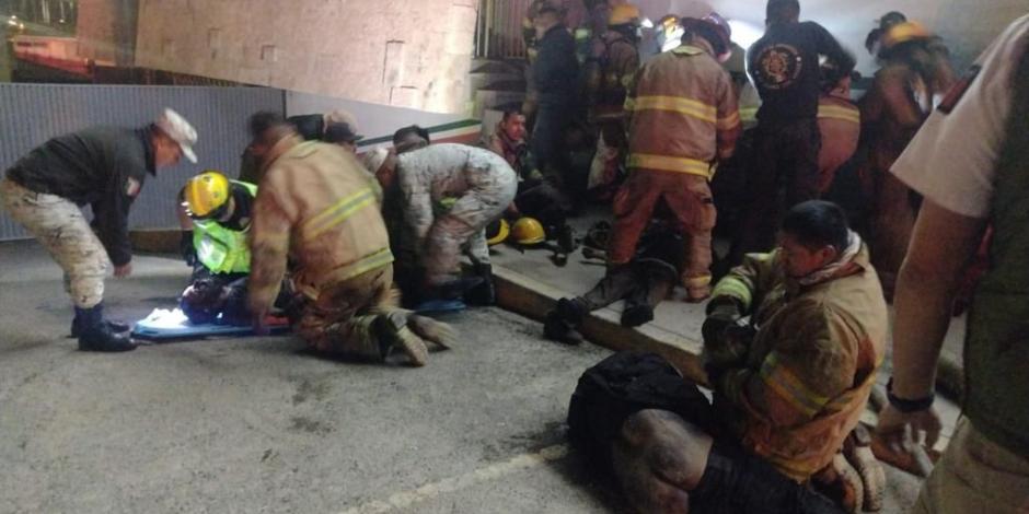 Bomberos rescatan cuerpos de indocumentados, anoche.