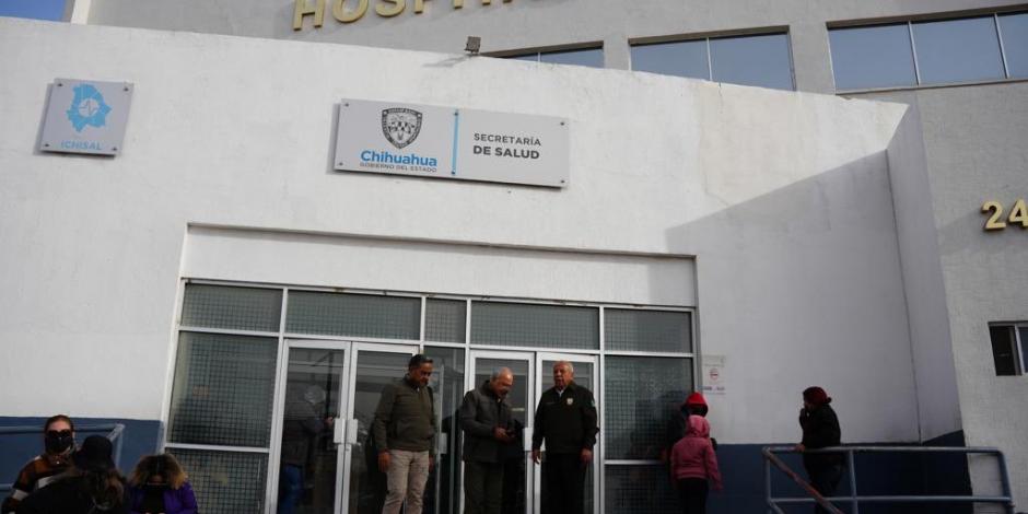 Francisco Garduño (centro, der.) visita hospitales de Chihuahua.