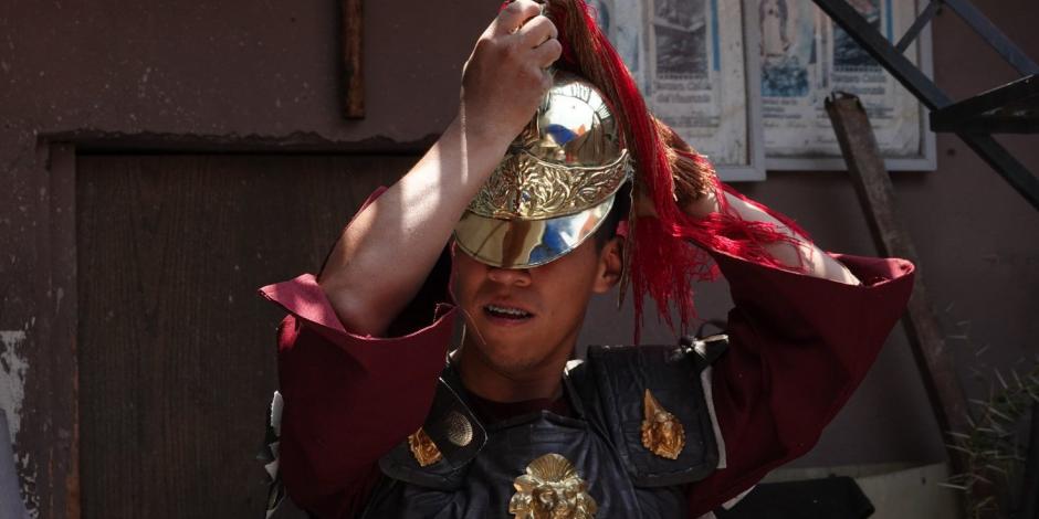 Un joven de la demarcación que representará a un soldado romano se prueba el casco y parte de la indumentaria, ayer.