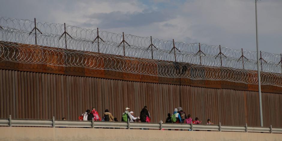 Migrantes intentando cruzar la frontera con Estados Unidos en febrero pasado.