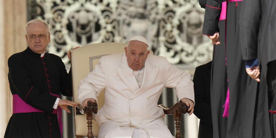 El Papa se levanta con dificultad durante la audiencia de ayer.