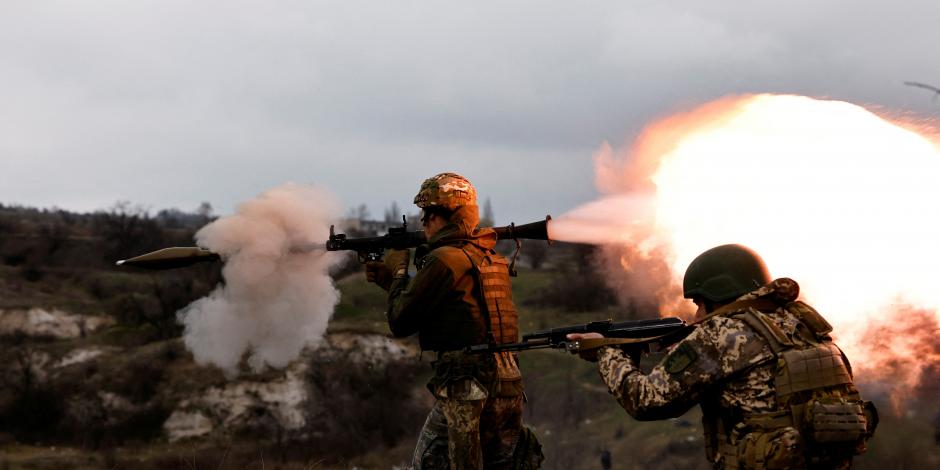 Soldados ucranianos lanzan ofensiva contra rivales cerca de Bajmut, ayer.