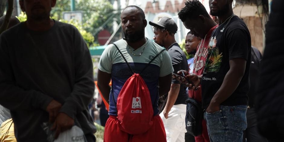 Decenas de personas en situación migrante y de refugio, en su mayoría haitianos, esperan en las inmediaciones de la Comar.
