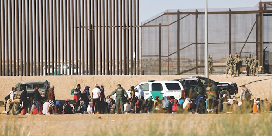 Migrantes que cruzaron de Juárez a EU, son detenidos, ayer.