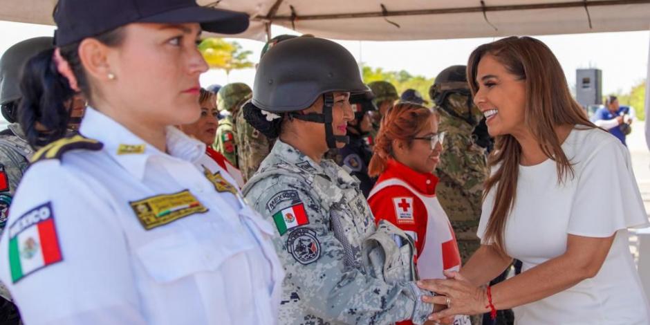 La Gobernadora de Quintana Roo con elementos de fuerzas de seguridad.