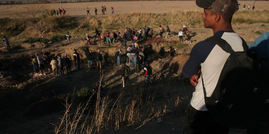 Cientos de migrantes de diversas nacionalidades intentan cruzar la frontera entre México y Estados Unidos en Ciudad Juárez.
