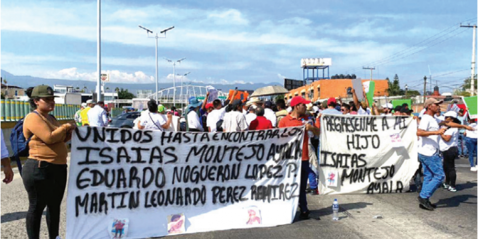 Familiares y amigos de las víctimas bloquearon ayer la circulación a la altura del Paso Exprés, en la capital de Morelos.
