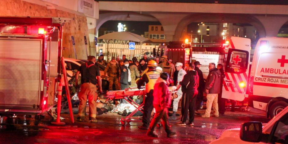 Paramédicos atienden a migrantes en albergue que se incendió en Ciudad Juárez