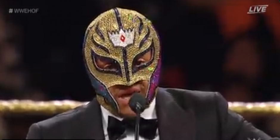 Rey Mysterio da unas palabras a sus aficionados mientras es inducido al Salón de la Fama de la WWE.