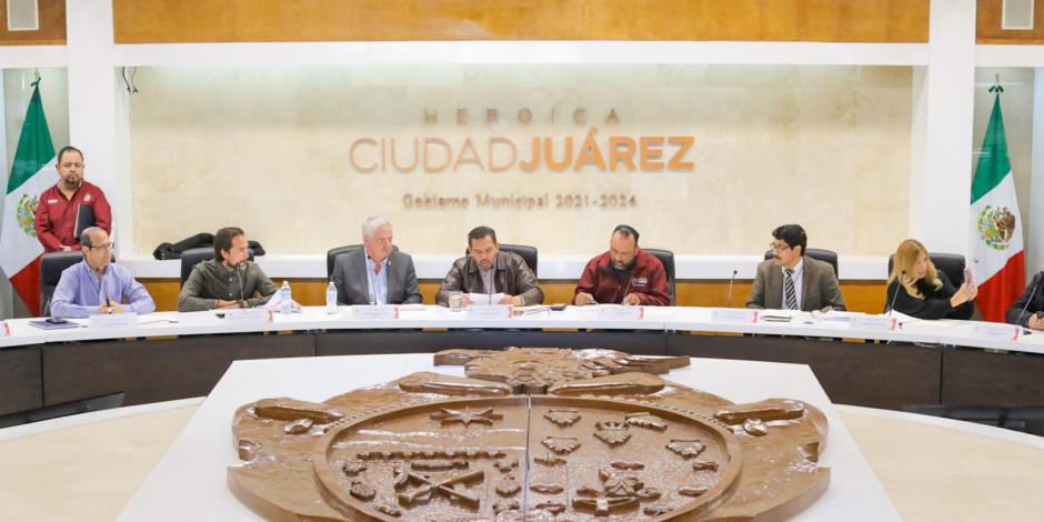 El alcalde de Ciudad Juárez, Chihuahua, Cruz Pérez Cuellar, en una reunión que realizó, ayer, en Ciudad Juárez.