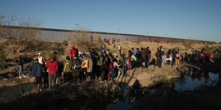 Cientos de migrantes de diversas nacionalidades intentan cruzar la frontera entre México y Estados Unidos en Ciudad Juárez.