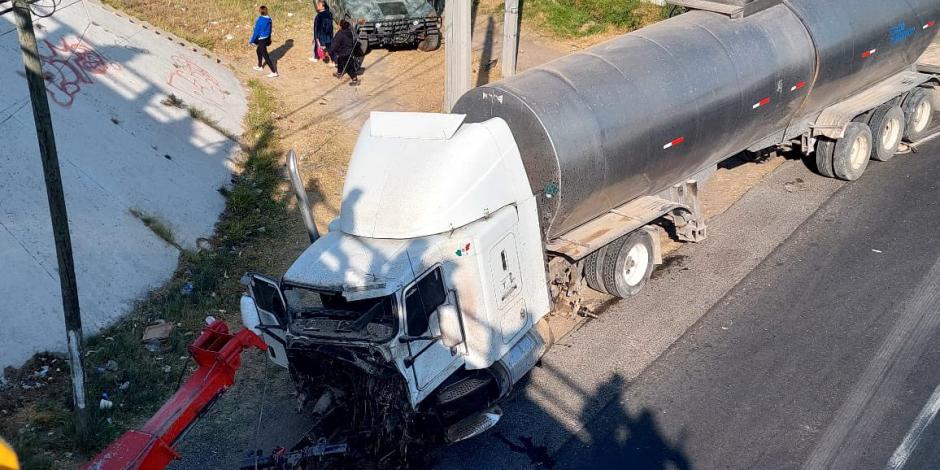 Pipa accidentada en la autopista México-Querétaro fue retirada.