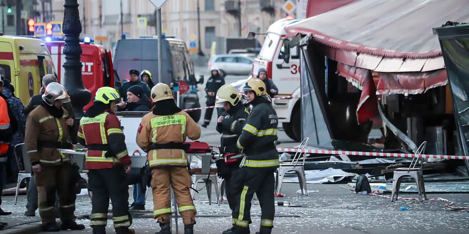 Servicios de emergencias atienden un ataque contra Vladlen Tatarsky (círculo), quien poco antes recibió una estatuilla bomba.