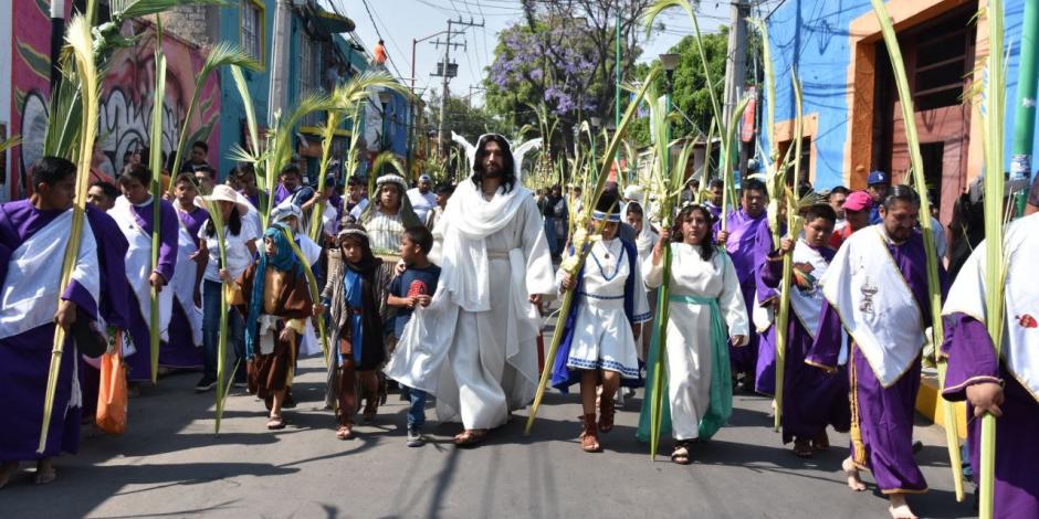 Adultos, jóvenes y niños participaron en el recorrido que marcó el inicio de la conmemoración de la Semana Santa en Iztapalapa, ayer.