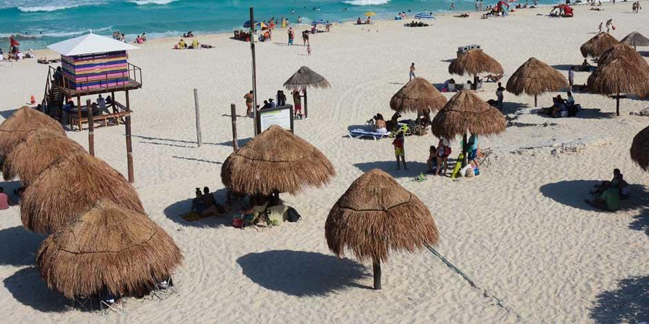 Una  playa de Cancún, destino turístico donde miles de vacacionistas disfrutar la Semana Santa