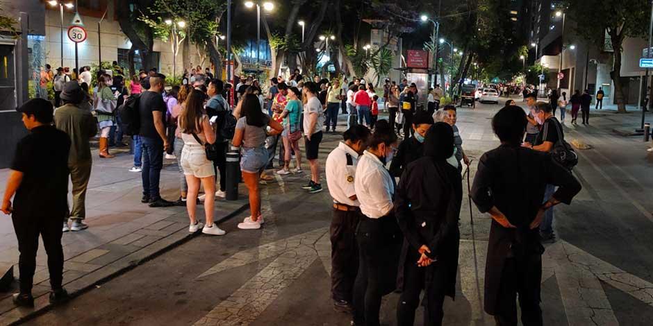 Decenas de personas salen a las calles tras sonar la alerta sísmica. Según información preliminar, el movimiento telúrico de este lunes 3 de abril tuvo epicentro en Puerto Escondido, Oaxaca.