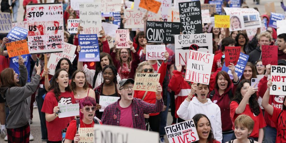 Estudiantes exigen acciones en favor del control de armas, ayer.