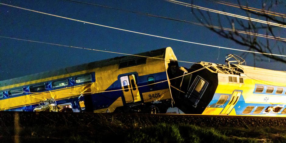 Una vista general muestra las secuelas tras el descarrilamiento de un tren de pasajeros después de que golpeó el equipo de construcción en la vía, en Voorschoten, Países Bajos, el 4 de abril de 2023 en esta imagen obtenida de las redes sociales.