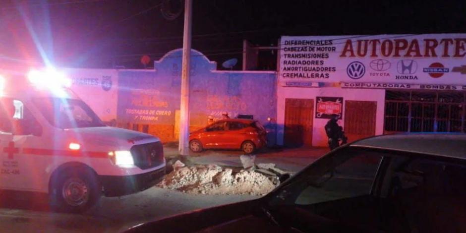 Elementos de varias corporaciones arribaron al bar en donde ocurrió un ataque la madrugada de ayer, en el municipio de Guadalupe, conurbado a la capital.