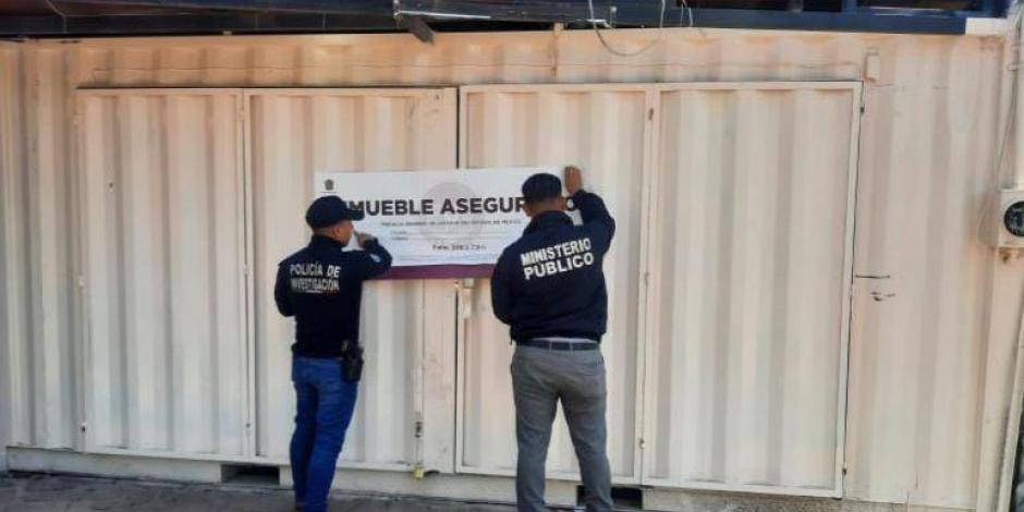 Elementos de la Fiscalía de Justicia del Estado de México colocaron sellos de aseguramiento en dos inmuebles ubicados en Teotihuacan, ayer.