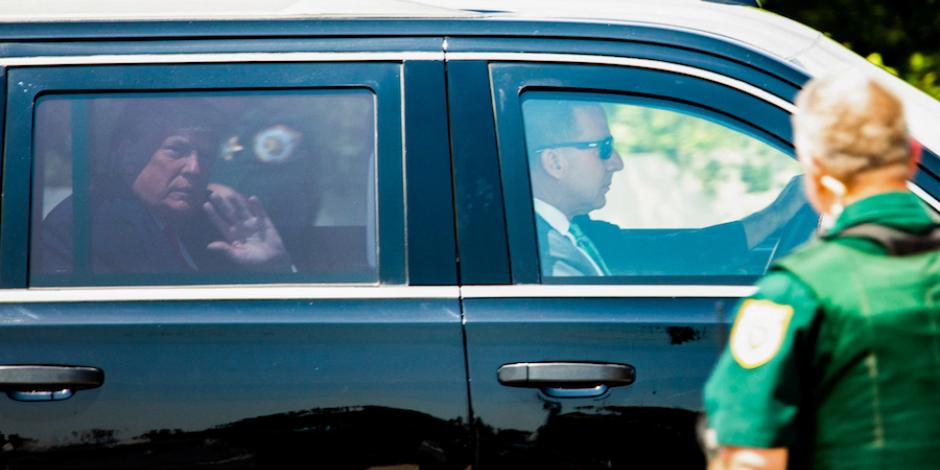 El Expresidente de EU saluda desde la ventana a simpatizantes de camino a NY, ayer.