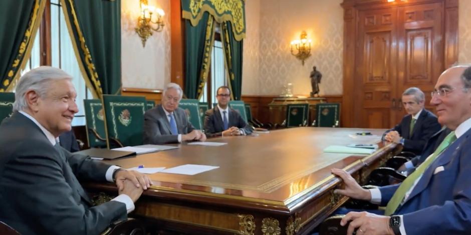 López Obrador desde Palacio Nacional firmando acuerdo con Ibredrola.