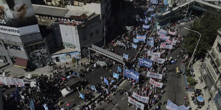 La gente protesta contra la pobreza y exige más programas sociales del gobierno mientras bloquean el Puente Pueyrredon, el principal punto de entrada a Buenos Aires, Argentina, el miércoles 5 de abril de 2023