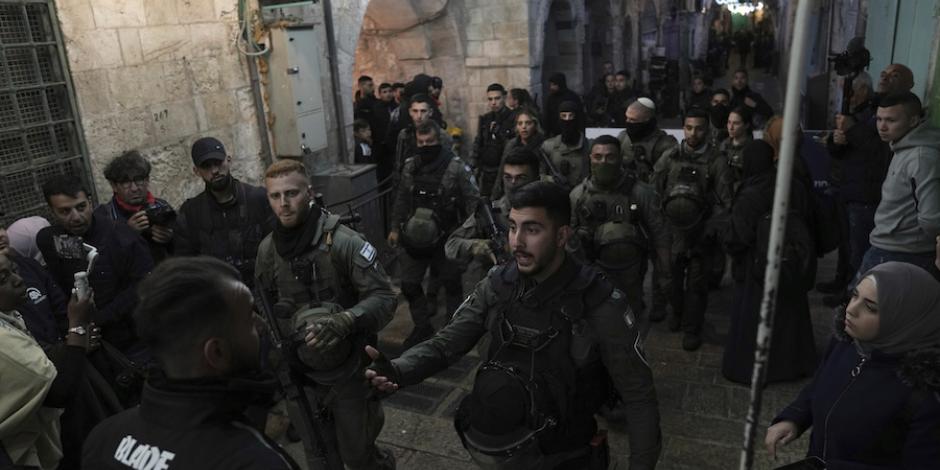 Militares israelíes custodian el centro religioso, tras un enfrentamiento en Jerusalén, ayer.