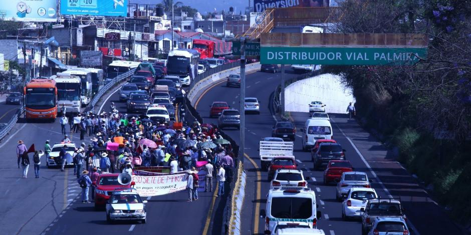 En plena temporada alta ejidatarios de Morelos arman caos vehicular y filas de 7 kilómetros con protesta de cinco horas.