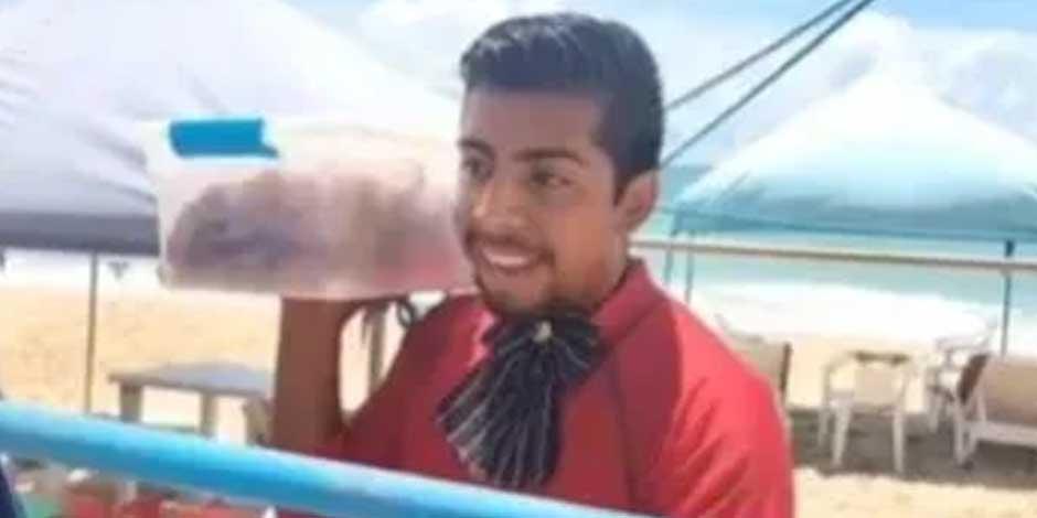 En la imagen, 'Paco', joven que logró notoriedad por su técnica para vender empanadas a turistas en Acapulco